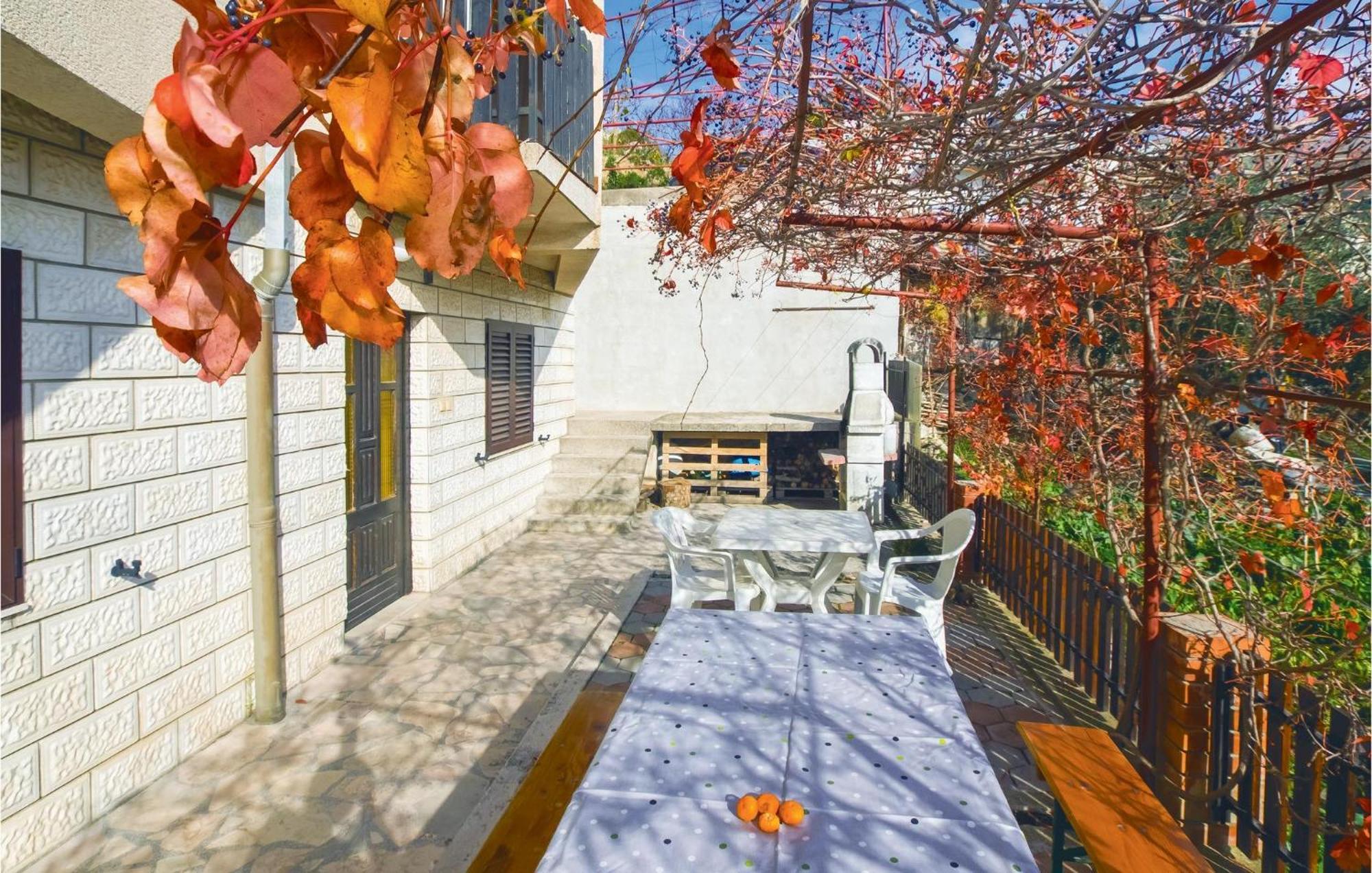 Lovely Apartment In Podstrana With Kitchen Экстерьер фото